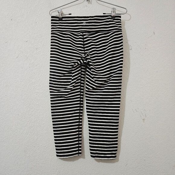 Athleta Chaturanga cropped leggings Size Medium - Picture 2 of 5